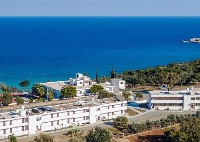 מלון Konnos Bay Gardens 2*