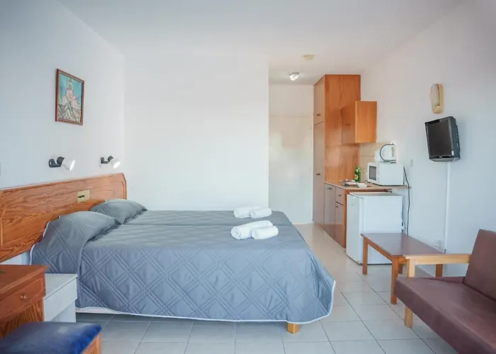 Konnos Bay Gardens מלון 2*