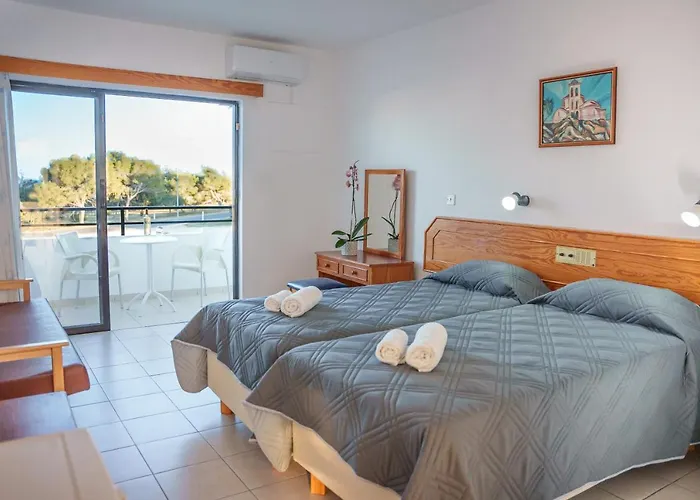 Konnos Bay Gardens מלון 2*